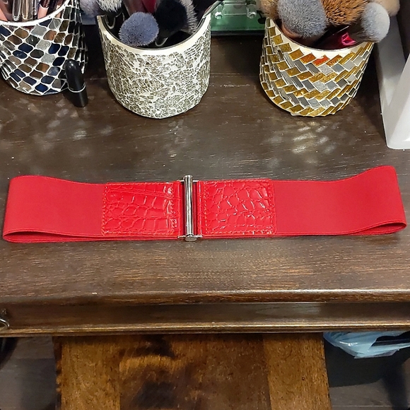 Red faux snake print belt - Picture 1 of 4